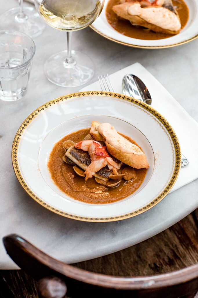 zeebaars, schaal- en schelpdieren met saus van bouillabaisse