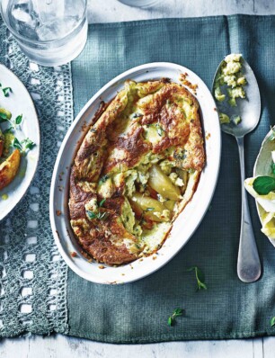 blauwe-kaassoufflé met geroosterde peren