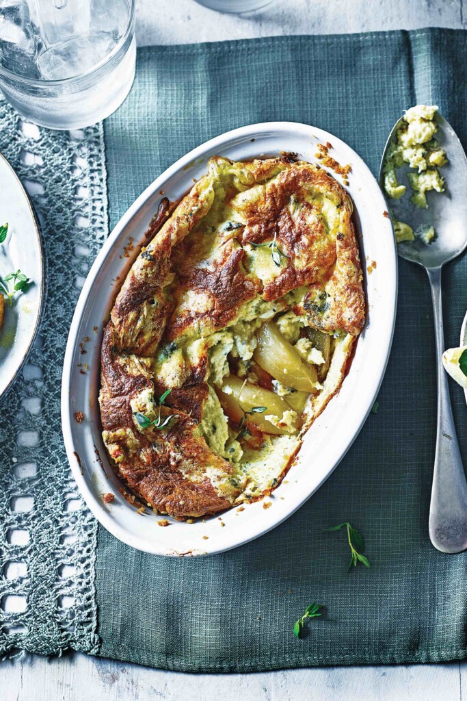 blauwe-kaassoufflé met geroosterde peren