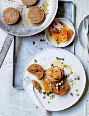 boekweit-crumpets met kaneel en tijmhoning