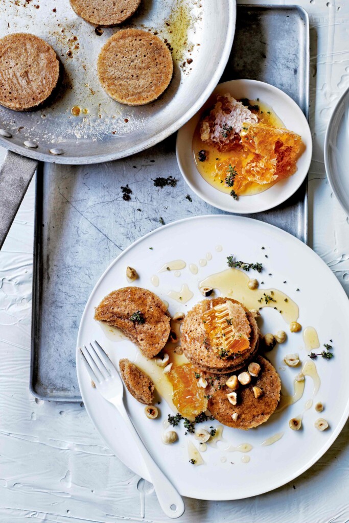 boekweit-crumpets met kaneel en tijmhoning