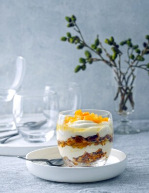 yoghurttrifle met koffiecrumble en gemberjam