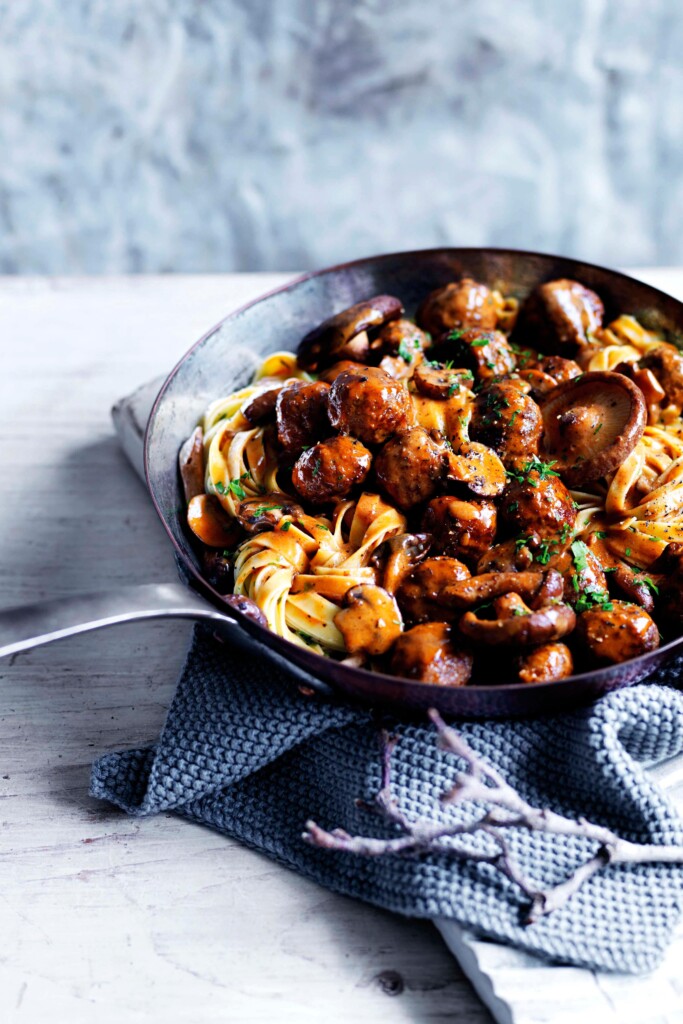 Ragout met hertengehaktballetjes en wilde paddenstoelen