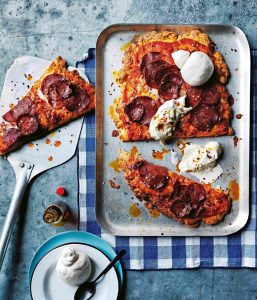 snelle pizza met pepperoni en burrata-delicious