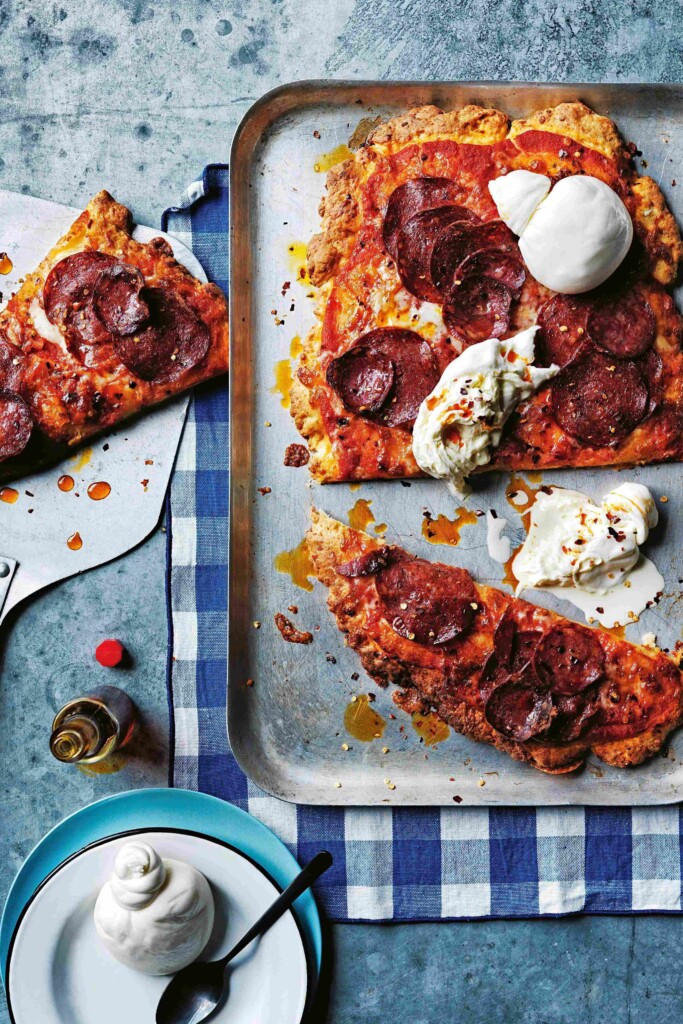 snelle pizza met pepperoni en burrata