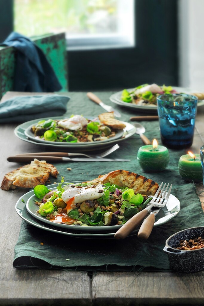 speltsalade met spruitjes en gepocheerd ei