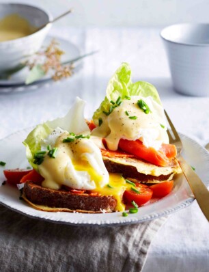 Franse pain perdu met zalm, gepocheerd ei en hollandaise