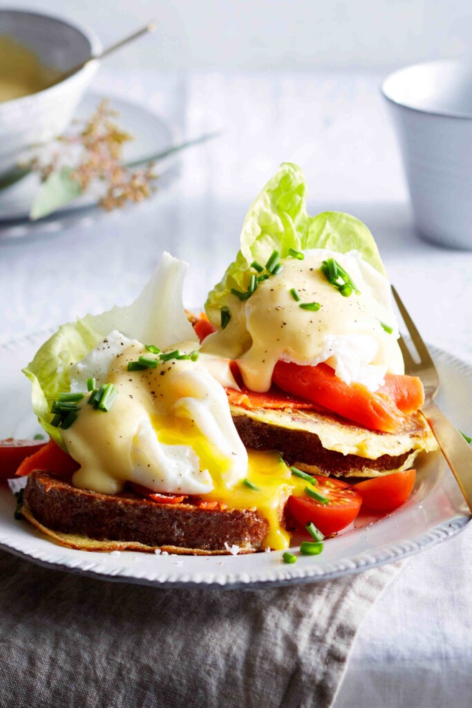 Franse pain perdu met zalm, gepocheerd ei en hollandaise