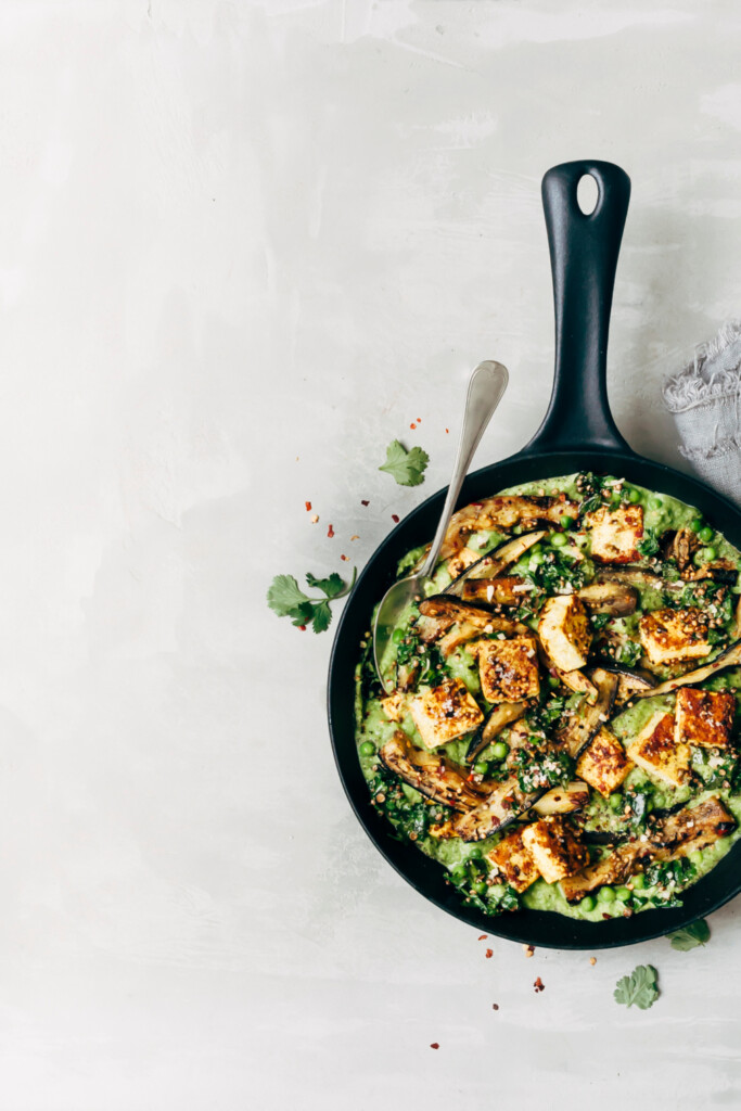 kruidige aubergine-curry met kurkuma, doperwten en paneer