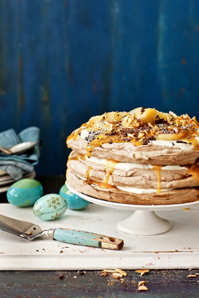 chocoladepavlova met kruidige peren en butterscotchsaus