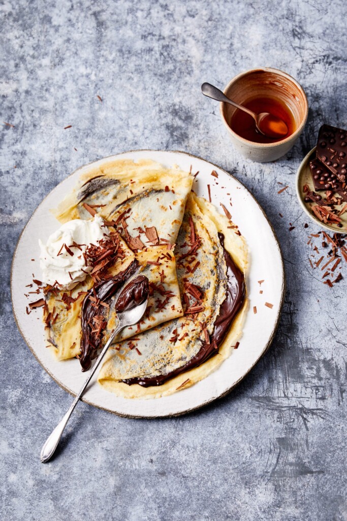 Flensjes met chocopasta, slagroom en geraspte chocolade