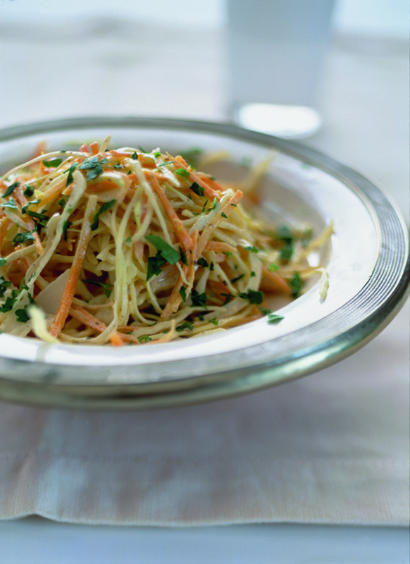 salade van witte kool en wortel met tahin-citroendressing
