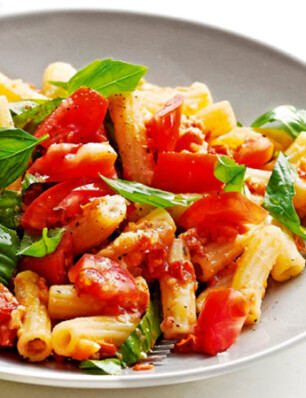 rigatoni met tomatenmacadamiapesto