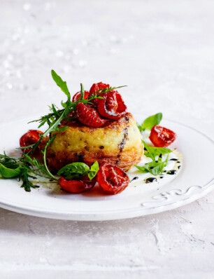 dubbelgebakken soufflés met gekaramelliseerde tomaatjes