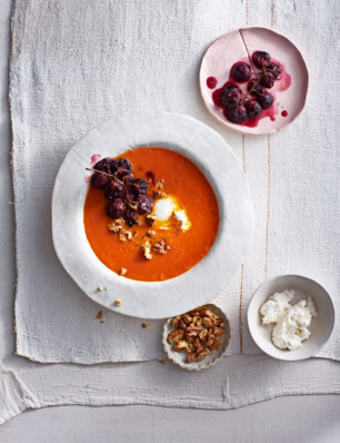 geroosterde-tomatensoep met druiven, walnoot en ricotta