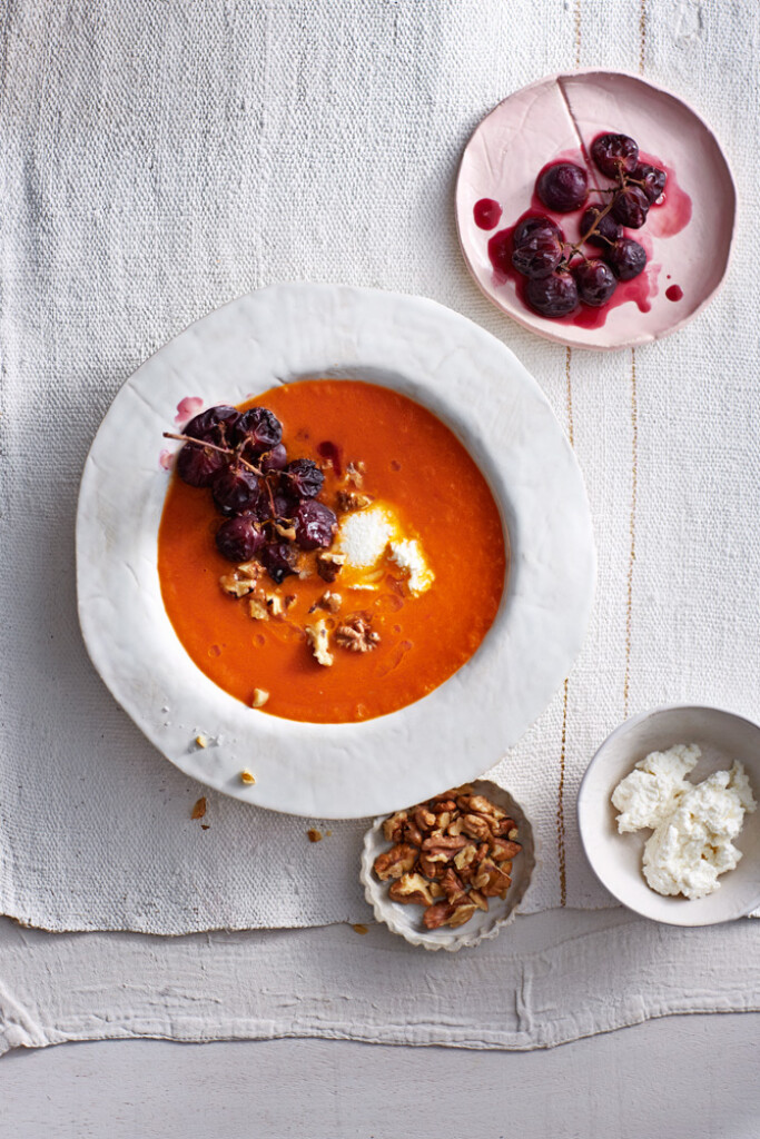 geroosterde-tomatensoep met druiven, walnoot en ricotta