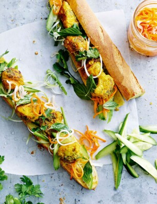 Vietnamees stokbrood met vis en gepekelde groenten