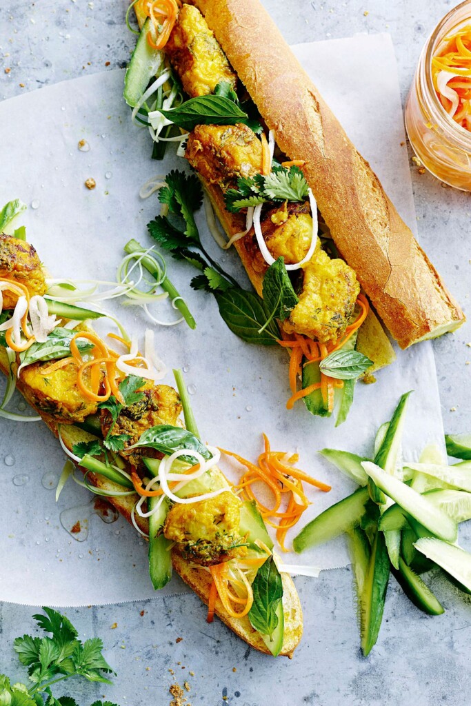 Vietnamees stokbrood met vis en gepekelde groenten