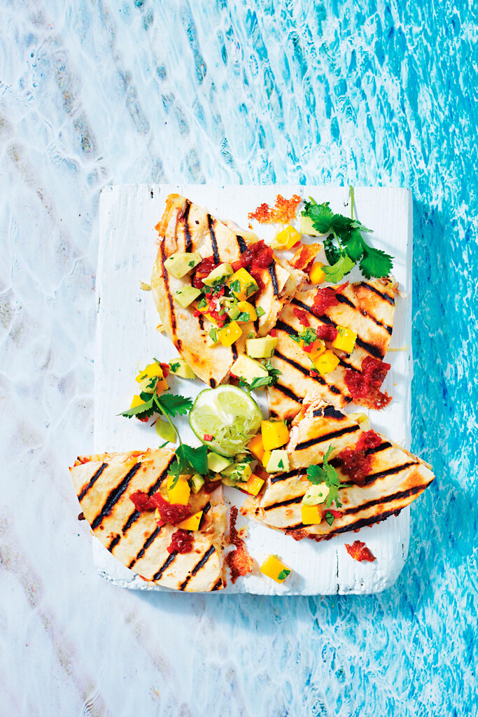 Kipquesadillas met saus van gerookte peper en mangosalsa