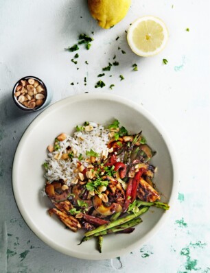 wokschotel met kippendij, sperziebonen, paprika en pinda’s