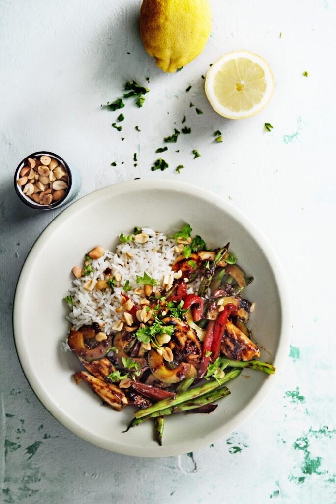 wokschotel met kippendij, sperziebonen, paprika en pinda’s