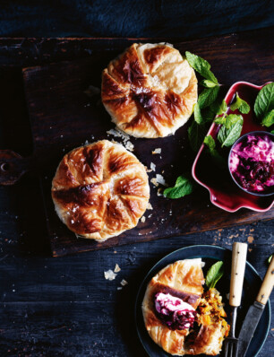 Bastilla met pompoen en bieten-yoghurtsaus