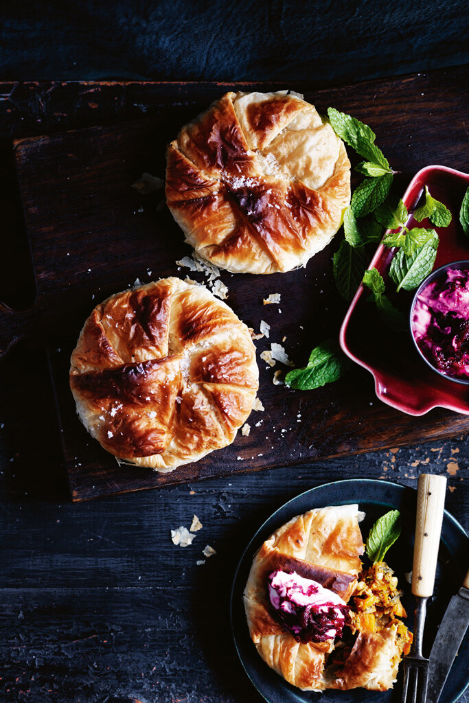 Bastilla met pompoen en bieten-yoghurtsaus