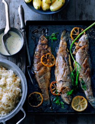 Forel uit de oven met botersaus en zuurkool