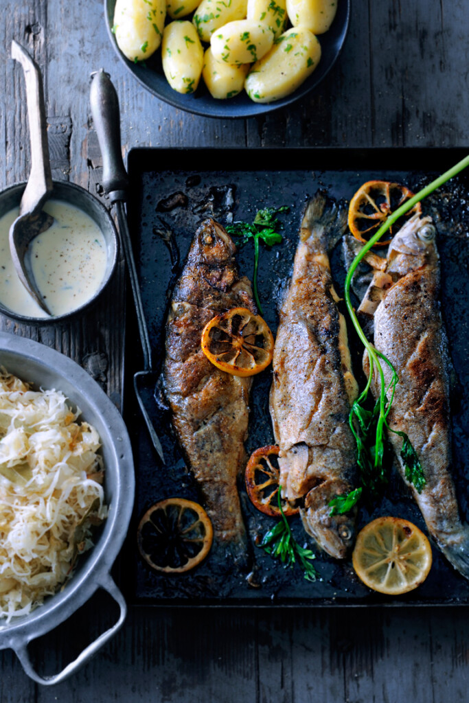 Forel uit de oven met botersaus en zuurkool