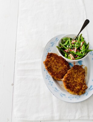 Boerenkaasschnitzel met gemengde boontjes