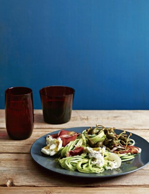 Courgetti met citroenboter, mozzarella en prosciutto