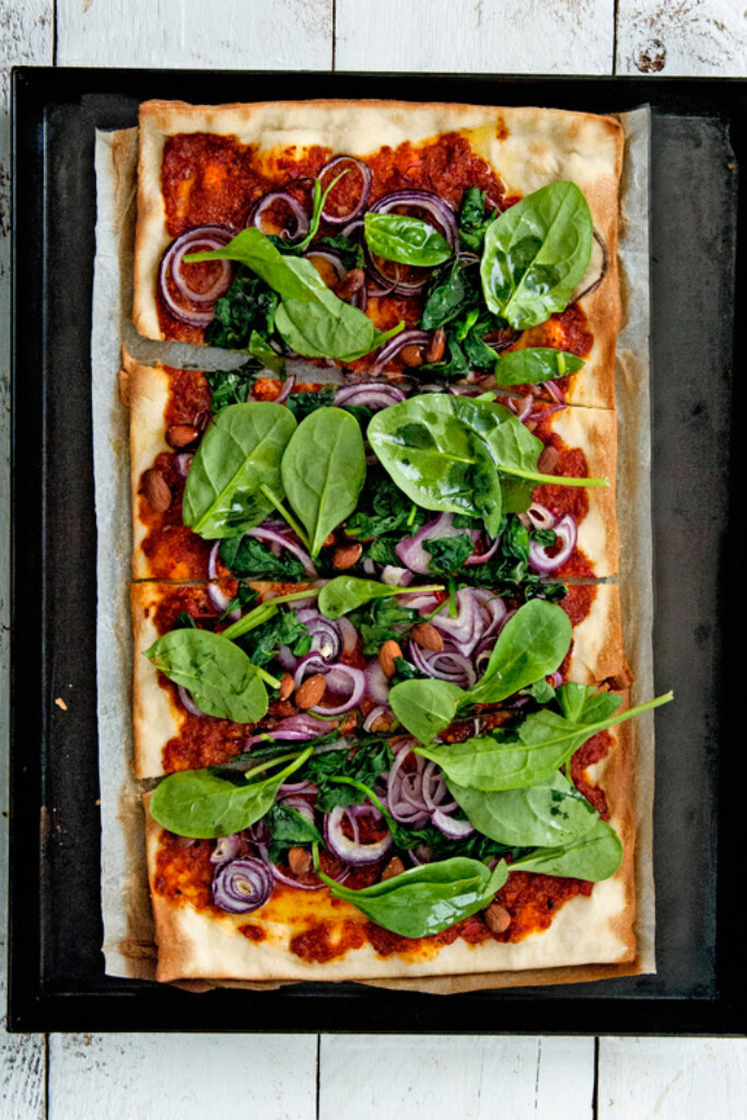 flammkuchen met muhammara, spinazie en amandel