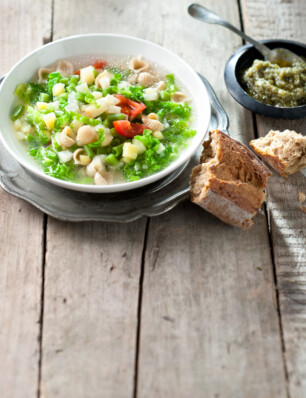 Herfstminestrone met pompoenpitpesto