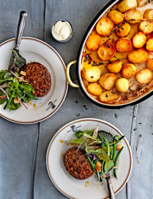 Lamsburger met bistrosalade en fondantaardappeltjes