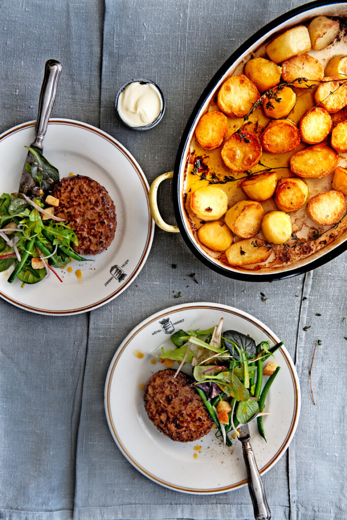 Lamsburger met bistrosalade en fondantaardappeltjes