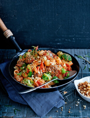 pasta met broccoli-tomatenroomsaus en saucijs