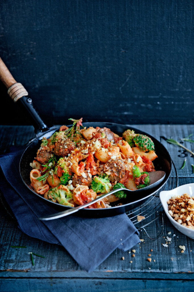 pasta met broccoli-tomatenroomsaus en saucijs