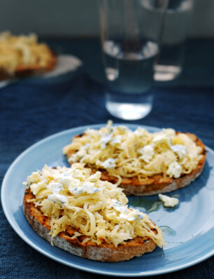 Romige zuurkool met blauwe kaas op toast