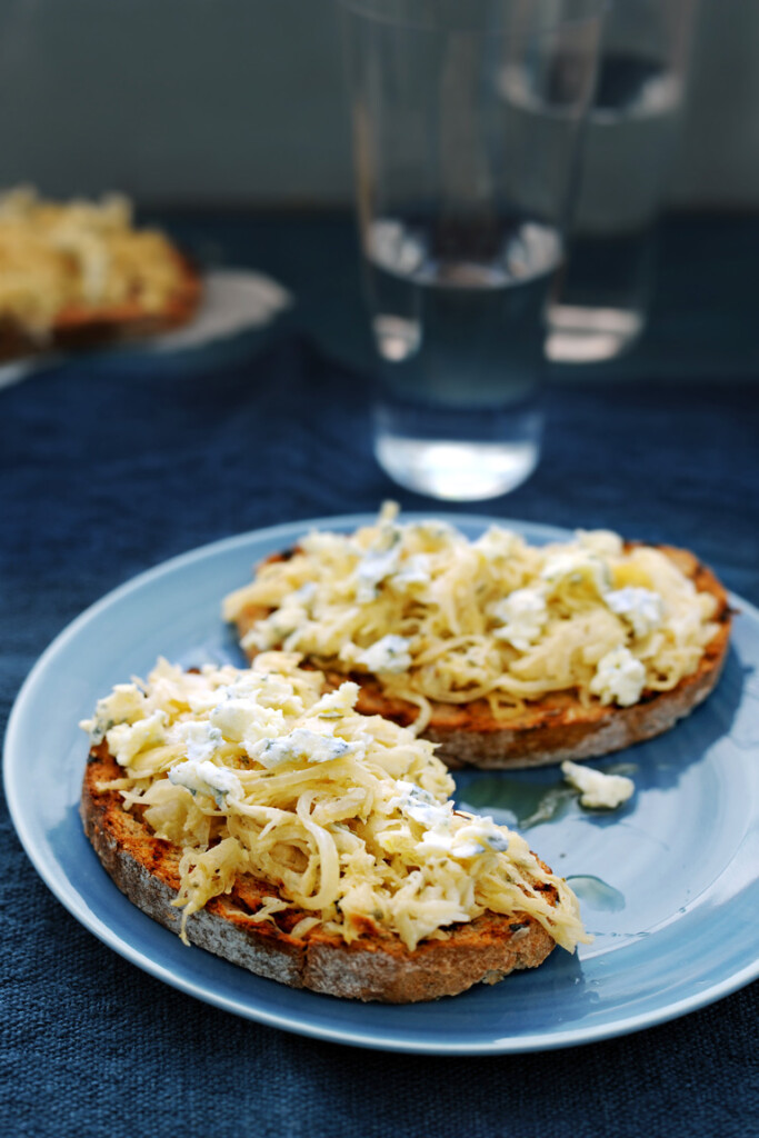 Romige zuurkool met blauwe kaas op toast