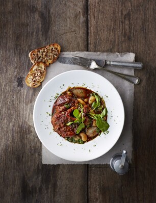 Runderschenkel met cassoulet, crostini met merg en gremolata