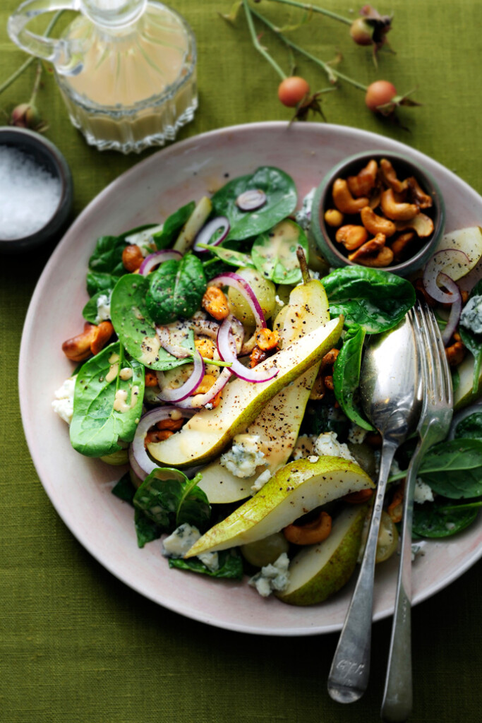 Salade met roquefort met peer, kerriecashews en druiven