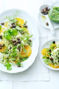 sinaasappel-venkelsalade met zwarte olijven en waterkersdressing | delicious
