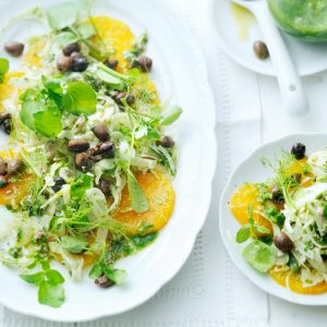 sinaasappel-venkelsalade met zwarte olijven en waterkersdressing | delicious