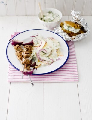 Snelle souvlaki met koolrabi-yoghurtsalade