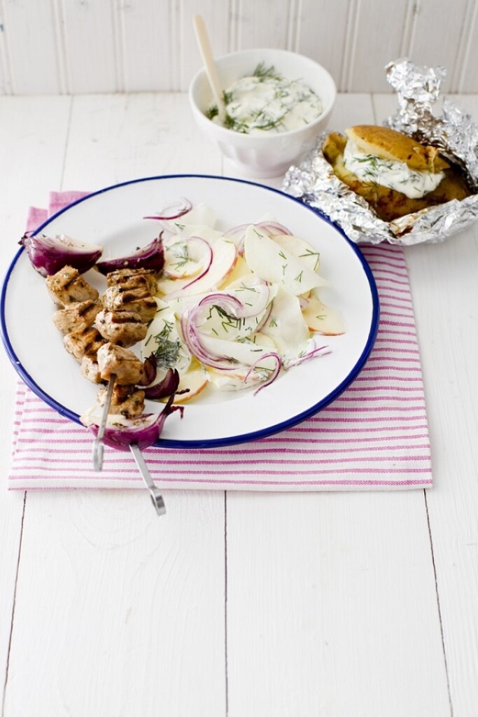 Snelle souvlaki met koolrabi-yoghurtsalade