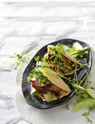 Gestoomde broodjes met hoisin varkensvlees