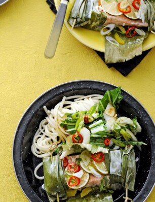 Thaise zalmpakketjes met noedels en paksoi