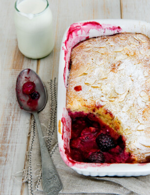 Boerenyoghurtcake met bosvruchten