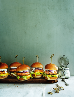 mini-zalmburgers met kool, paprika en dillecrème