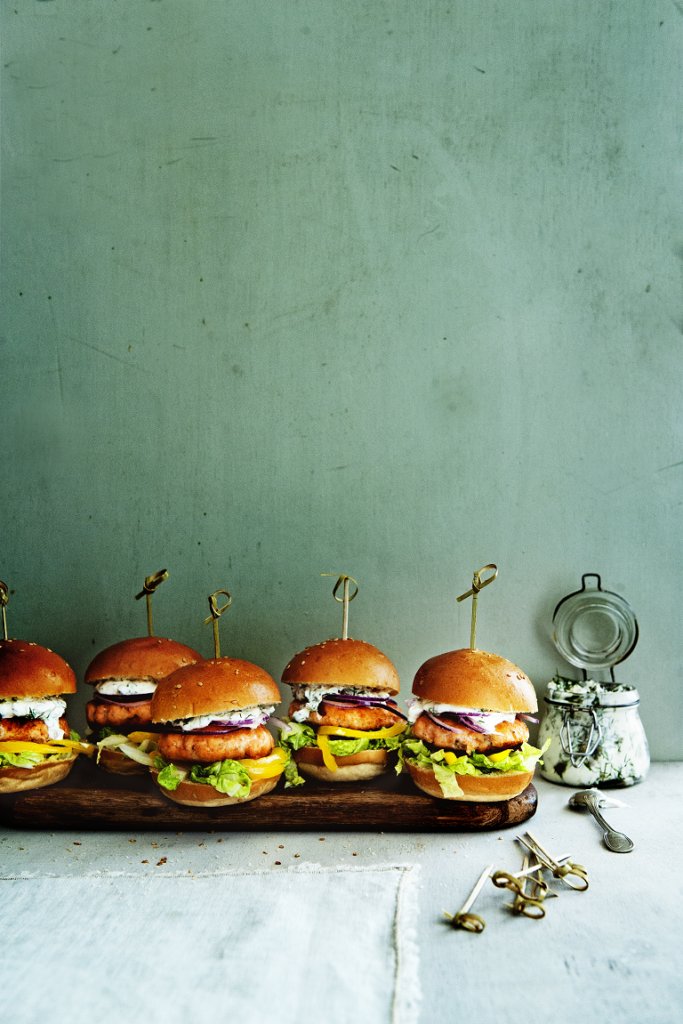 mini-zalmburgers met kool, paprika en dillecrème